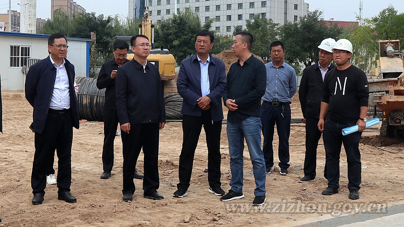 Li Chaokun supervises the construction of key projects