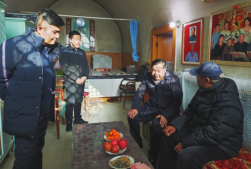 Feng Jie carried out visits and condolences before the Spring Festival